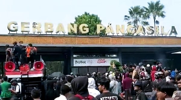 Buruh Tuntas Berdemo, Mahasiswa Bawa Spanduk Tuntutan ke DPR