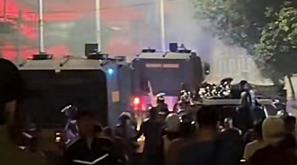 Demo Buruh Sempat Ricuh Saat Aparat Berupaya Memukul Mundur Massa Aksi