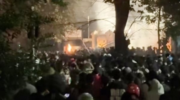 Aksi Demo di Bandung Ricuh, Rumah Bersejarah Eks Wagub Jabar Dibakar