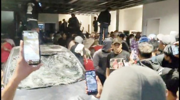 Satu Lagi Rumah Sahroni Digeruduk, Tesla dan Lexus Dirusak