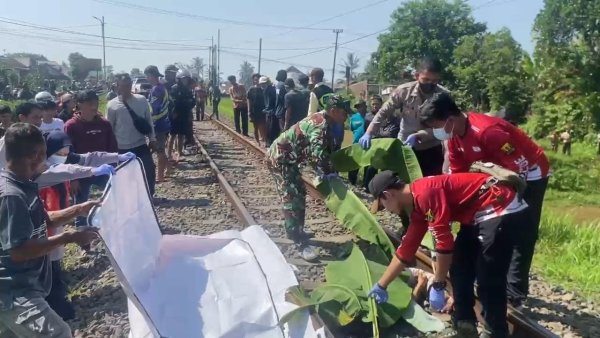 Seorang Pria di Sukabumi Tewas Tersambar KA Pangrango