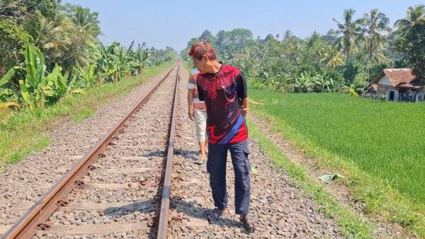 Insiden Pria Tewas Tersambar Kereta Api di Sukabumi, Polisi Sebut Korban Sedang Olahraga di Rel