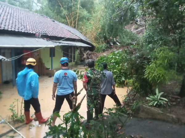 Tembok Penahan Tanah Longsor Timpa Rumah Warga di Cicurug Sukabumi