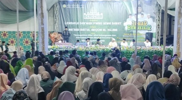 "Jawa Barat Berzikir" di Ma'had Baitul Arqom Dihadiri Ribuan Santri dan Jemaah
