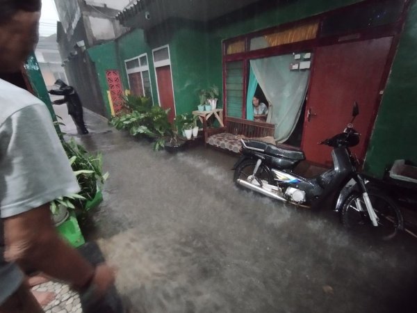 Duh! Banyak Drainase ditutup, Sejumlah Rumah Warga di Kampung Jongor Kebanjiran