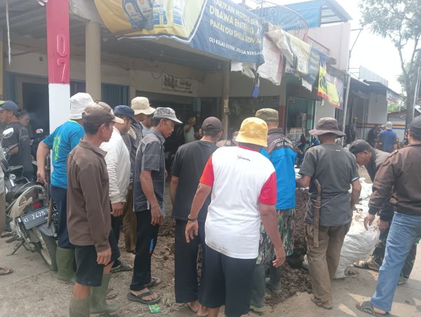 Warga dan Petani Lakukan Aksi Turun Kejalan, Tutup Lubang Galian Proyek SPAM Bandung Timur