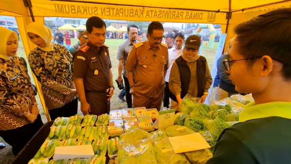 Melihat Antusias Warga Belanja Bahan Pokok di Pasar Murah Kejari Kabupaten Sukabumi
