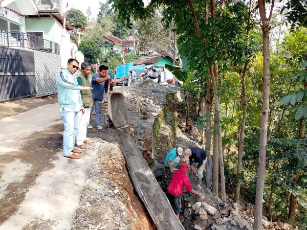 Pemkab Bandung Gerak Cepat Bangun TPT di Ciruntah, Warga Tribakti Mulya Beri Apresiasi