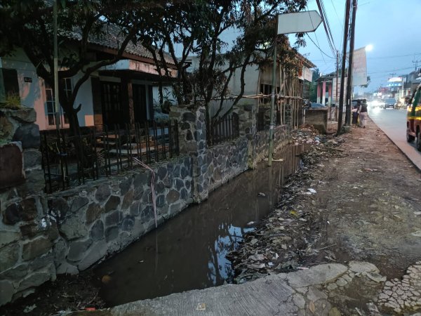 Akibat Drainase Rusak, Sejumlah Pemukiman Warga di Ciparay Terancam Banjir