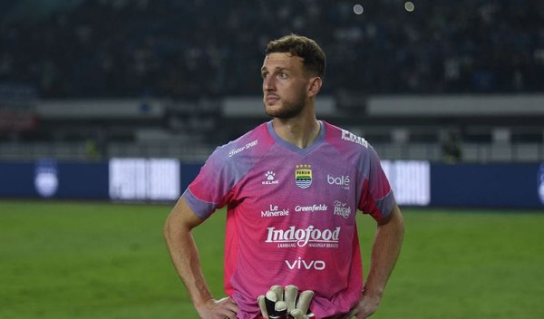 Cedera Engkel, Debut Adam Przybek Bersama Persib Kembali Tertunda