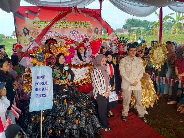 Fashion Show Gebyar Kemerdekaan RI, Daur Ulang Sampah Jadi Bahan Dasar Busana