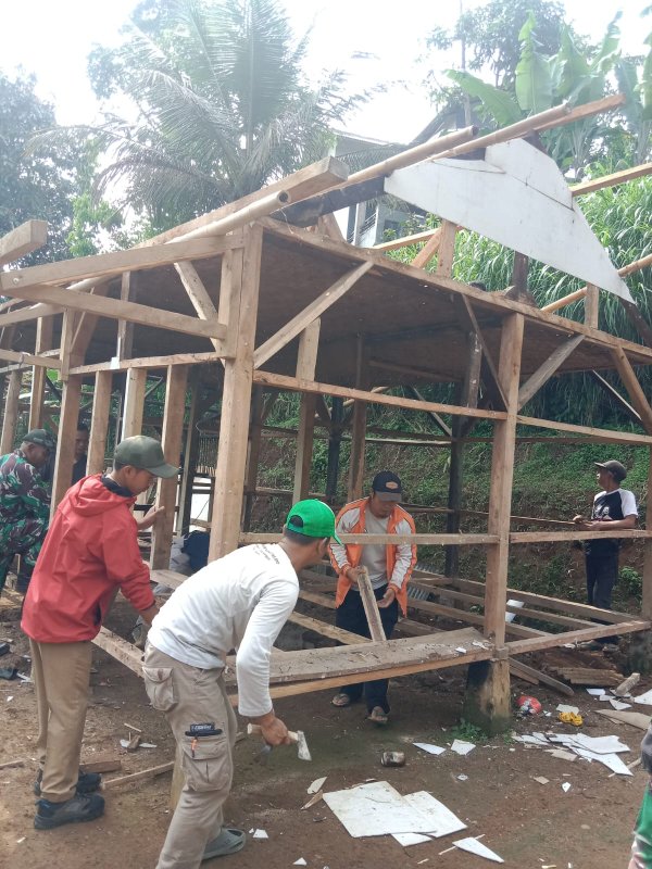 Rumah Raya di Sukabumi Dibongkar