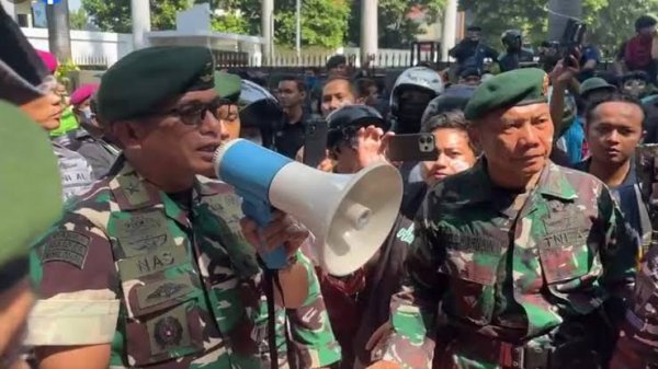 Brigjen Nas Turun Tangan Tenangkan Massa Ojol di Markas Brimob