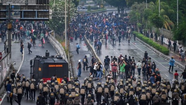 Ribuan Personel Dikerahkan Amankan Demo Buruh di Monas Tuntut UMSK Jawa Barat