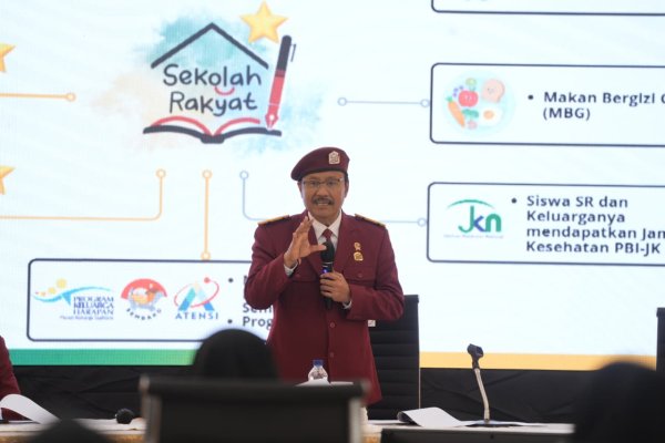 Mensos Kenalkan Seragam Sekolah Rakyat