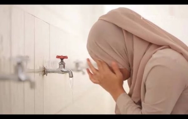 Sahkah Wudhu saat Masih Pakai Make Up?
