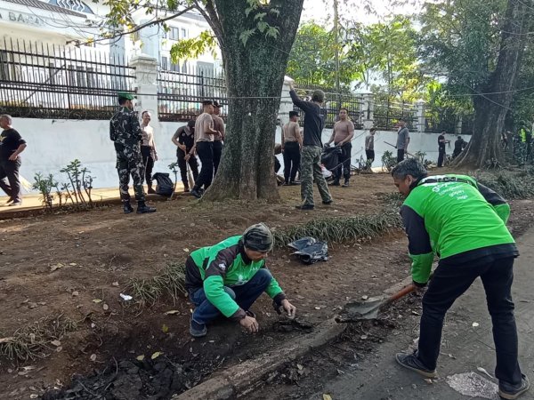 Pangdam III/Siliwangi Gandeng Ojol dan Warga Pulihkan Gedung DPRD Jabar