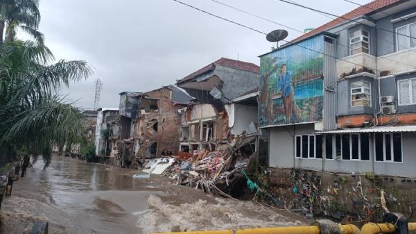 Banjir Besar Landa Denpasar, Bangunan Tiga Lantai Ambruk Diterjang Arus