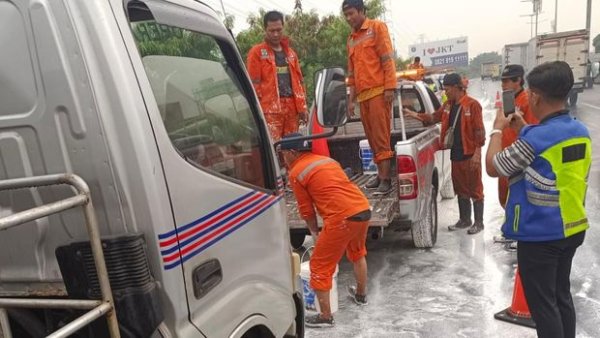 Dua Truk Tabrakan di Tol Ancol, Muatan Cat Tumpah Hambat Lalin ke Tanjung Priok
