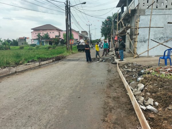 Warga Sukabirus Bersyukur, Jalan Rusak Kini Diperbaiki Kang DS
