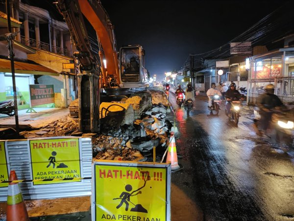 Perbaikan Jalan di Ciparay Bikin Macet, Warga dan Pengguna Jalan Mengeluh