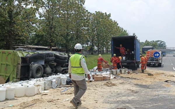 Kecelakaan Truk di Tol Cipali Km 73, Muatan Lem dan Pasir Berserakan