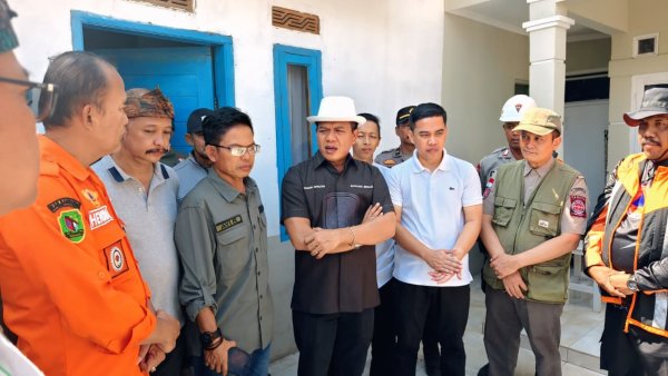 Bupati Bandung Tinjau Rumah Warga Terdampak Angin Kencang di Soreang