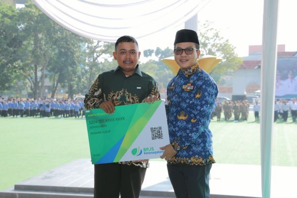 Bupati Berikan BPJS Ketenagakerjaan Kepada Pelaku Transportasi Tradisional