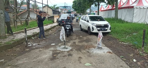 Pelayanan Publik Pasirjambu Terhambat, Warga Jadi Korban Penutupan Jalan