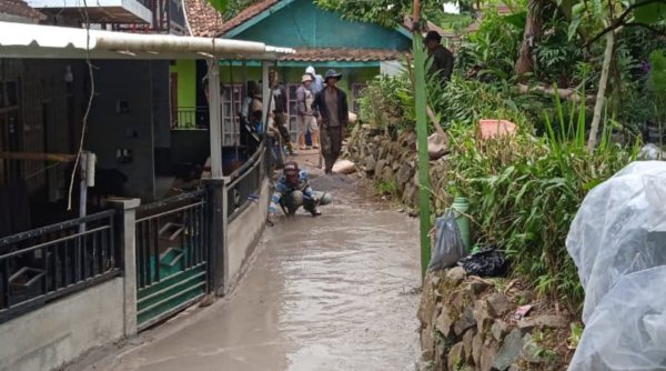 Kang DS Salurkan Bantuan Panas Bumi untuk Pembangunan Jalan di Sukaluyu