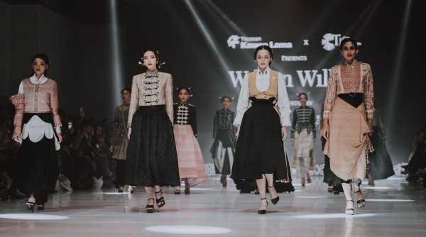Tenun Dayak Iban Hadir di Jakarta Fashion Week 2026 bersama Yayasan Kawan Lama
