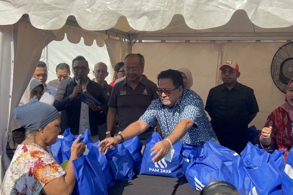 Rano Karno Gratiskan 2.000 Paket Sembako untuk Warga Kampung Bandan