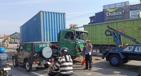 Diduga Sopir Mengantuk, Truk Tronton Seruduk Minibus di Pantura Cirebon