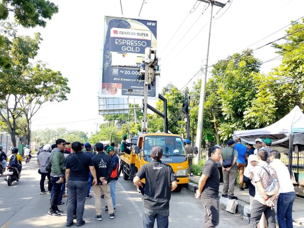 Tak Ada Ampun! Reklame Tak Berizin di Bandung Disegel Satgas Kepatuhan Pajak