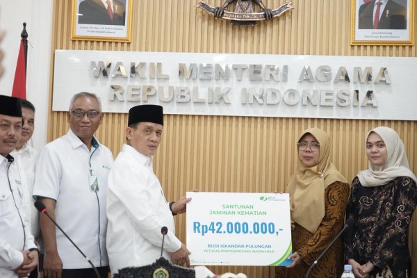 Wamenag Serahkan Santunan kepada Keluarga Petugas Haji yang Wafat