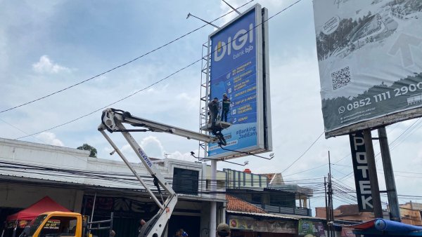 Tak Ada Ampun, Reklame Ilegal di Bandung Dibongkar Satgas Gabungan