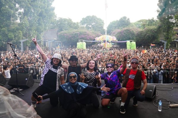 Pengunjung Tumpah Ruah Memadati Pasar Seni ITB 2025