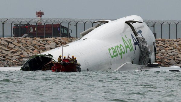 Pesawat Kargo Tergelincir ke Laut di Hong Kong, Dua Orang Tewas