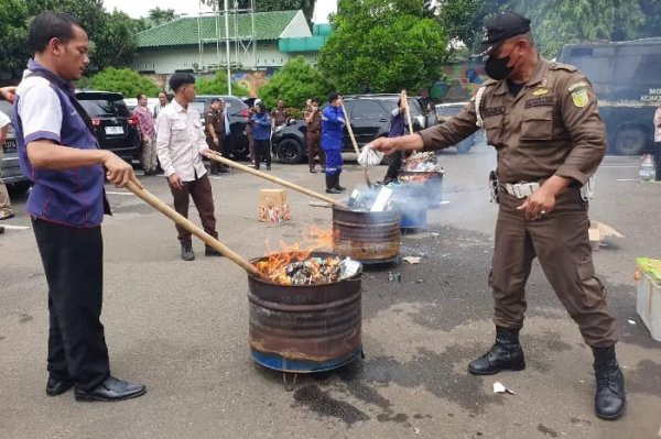 Bea Cukai Jabar dan Pemkab Bogor Musnahkan Rokok dan Miras Ilegal Senilai Rp2,8 Miliar