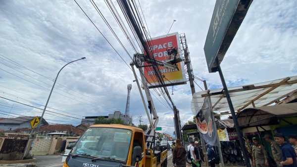 Reklame Liar Disegel! Satgas Kabupaten Bandung Tak Lagi Toleransi Pelanggaran Izin