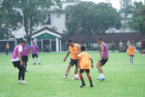 Kodam III/Slw Gelar Laga Mini Soccer Bersama SSB POR UNI U-10 di Bandung