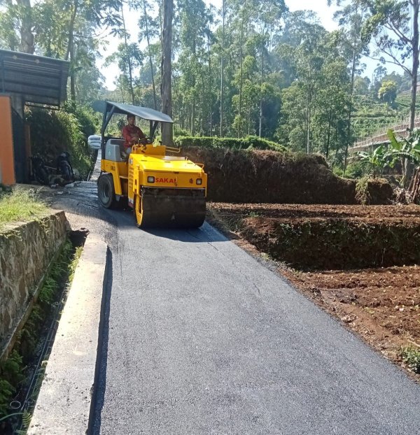 Pemdes Tribakti Mulya Tingkatkan Infrastruktur Desa Lewat Pengaspalan Jalan Hotmix