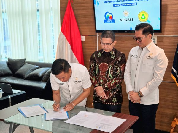 Kang DS Tandatangani MOU AKKOPSI, APKASI, dan HAKLI