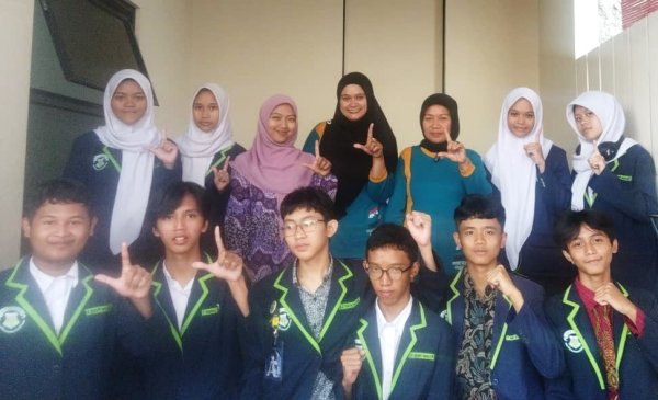 Siswa Kelas IX SMP Bahtera Kunjungi Taman Bacaan Masyarakat (TBM) Sukamulya Cerdas Cinambo