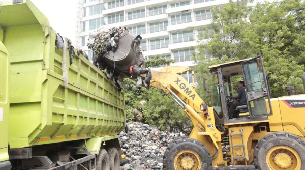 Pemkot Bandung Kerahkan 8 Armada Selesaikan Tumpukan Sampah di Eks TPA Dago