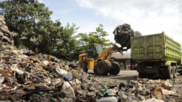 Pemkot Bandung Bertahap Angkut 500 Meter Kubik Sampah di TPS Pasar Ciwastra