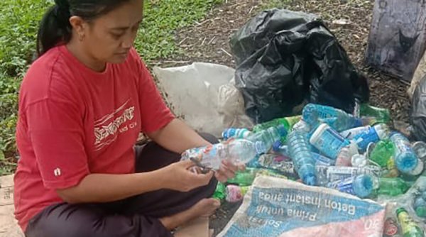 Ikeu: Perempuan Garut Ubah Sampah Jadi Aset Lewat Mitra Bukalapak