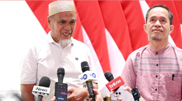 Dua Guru Luwu Utara Terima Surat Rehabilitasi dari Presiden Prabowo