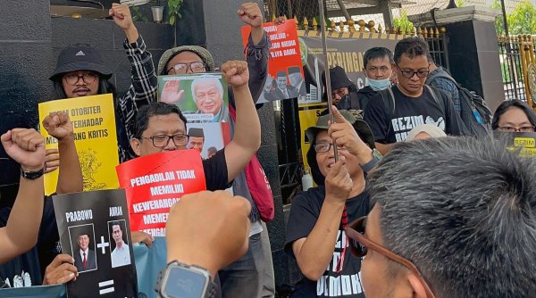 Aksi Solidaritas Dukung Tempo Melawan Gugatan Rp200 Miliar oleh Menteri Pertanian Amran Sulaiman