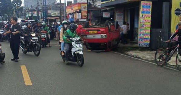 Kecelakaan di Sukabumi, Angkot Terbalik Dihantam Fortuner